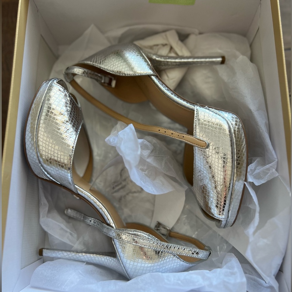 Michael Kors ~ Gently worn, Tiegan Metallic Embossed Leather Size 7.5